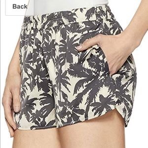 ITEMS | Vero Moda | Fluid Palm Asphalt Gray Short